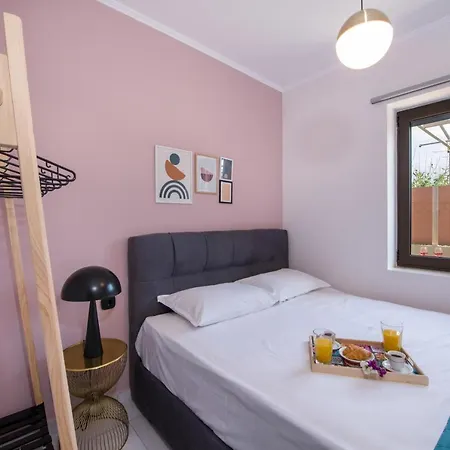 Anastasia & Maria Luxury Kíssamos